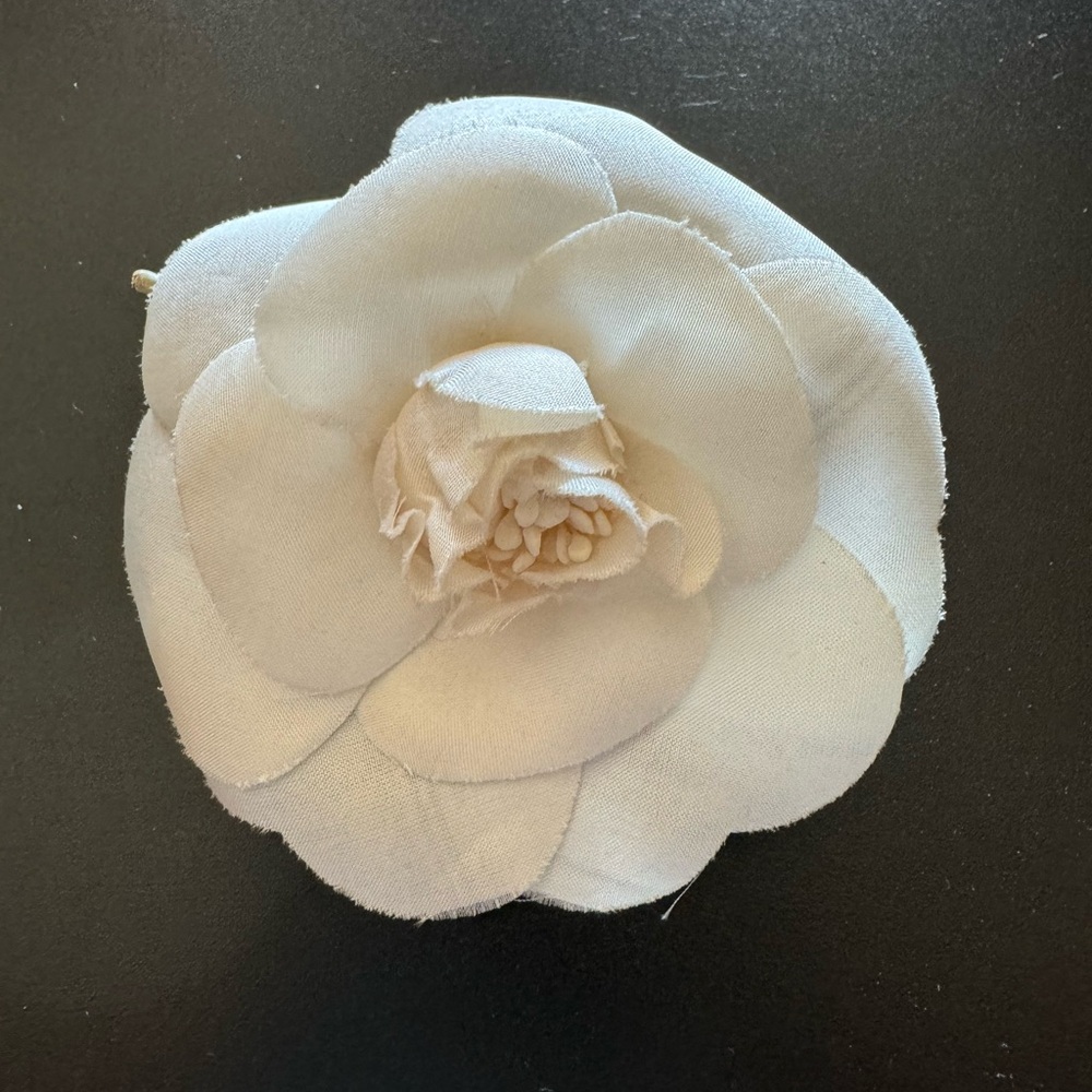 CHANEL Cream Floral Camellia flower brooch ViNtAgE